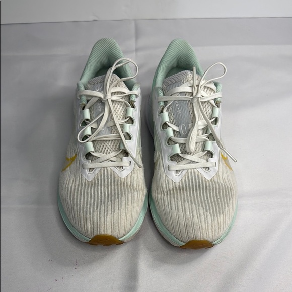 Nike White and Green Sneakers with Breathable Mesh - Picture 2 of 8